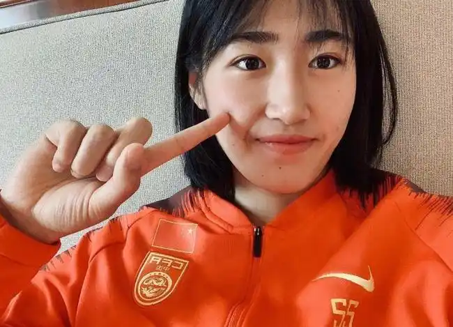 女足门将彭诗梦屡现神扑赛后竟有球迷认她当妈