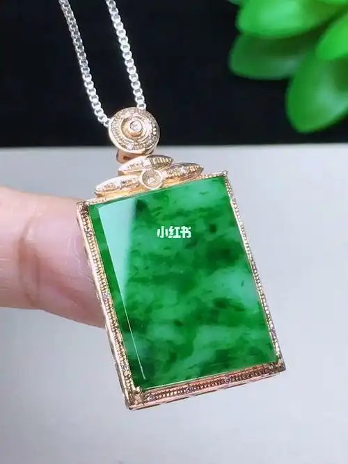 3250完美18k金镶嵌飘阳绿无事牌翡翠