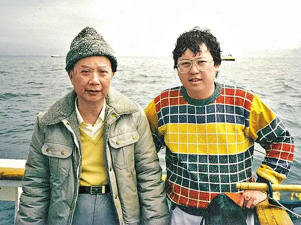 林建岳(右)指父亲林百欣(左)影响他最深;他亦寄语年轻人要敬业乐业.