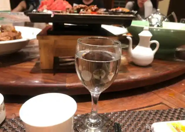 酒桌上分酒器有什么用,直接用瓶子倒不行吗?酒鬼的答案很新奇