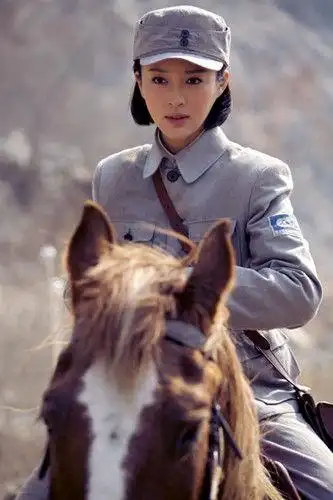 甘婷婷《向着炮火前进》剧照