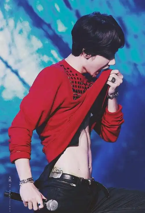 王一博:一到成年深似海,从此腹肌是路人!长大了不让看