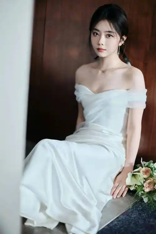 谭松韵时尚写真:甜美娇艳,出水芙蓉