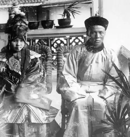 清朝老照片夫妻在拍结婚照最后一张是妃子的真实长相