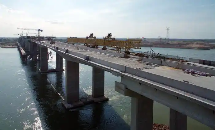 >> 文章内容 >> 刚构桥悬臂阶段的预应力剪力滞效应分析 请问梁桥和刚