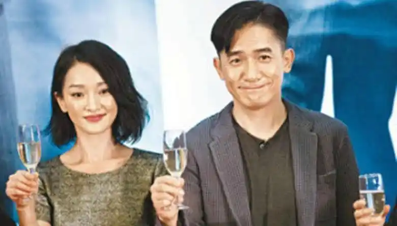 梁朝伟与周迅的合影,只是微微的抬一下苹果肌,也没有笑得很开心