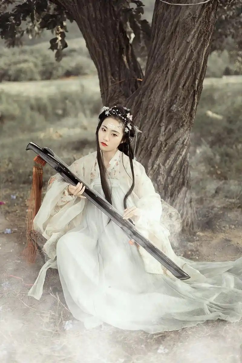 写真:弹古琴穿古装,小姐姐美不美?