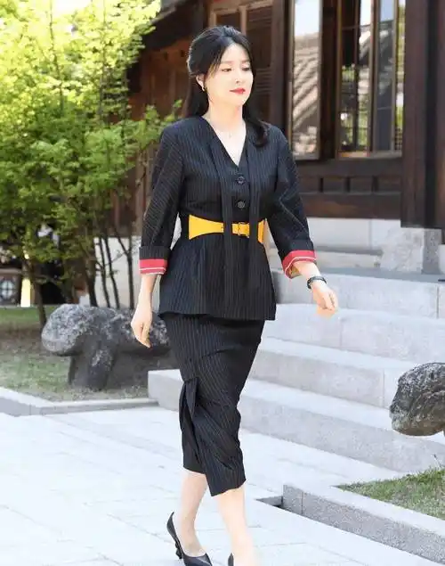 "李英爱"根本无需刻意打扮,简单穿衬衫配锥形裤,就自带高级感