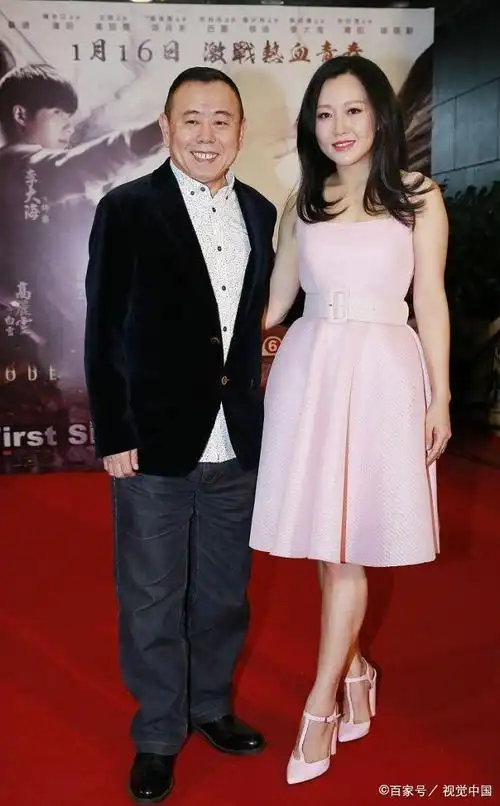 潘长江和女儿同框,潘阳穿红色的抹胸裙靓丽迷人,自带高雅气质