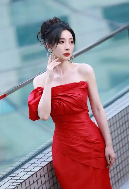 柳岩复古盘发红唇港风性感写真_眼睛_卷发_黑色