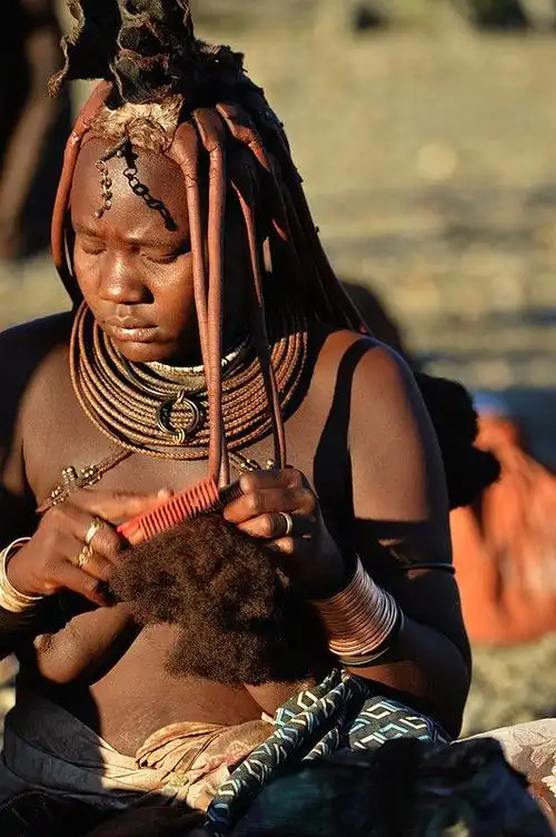 辛巴族儿童,下图中间留小