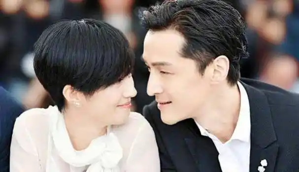 刻在骨子里的涵养,胡歌和桂纶镁拥抱时,手放的位置不愧是男神!
