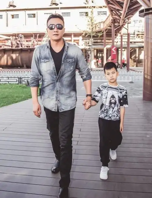 他将自己父亲的教育方式用到了教育自己儿子身上.