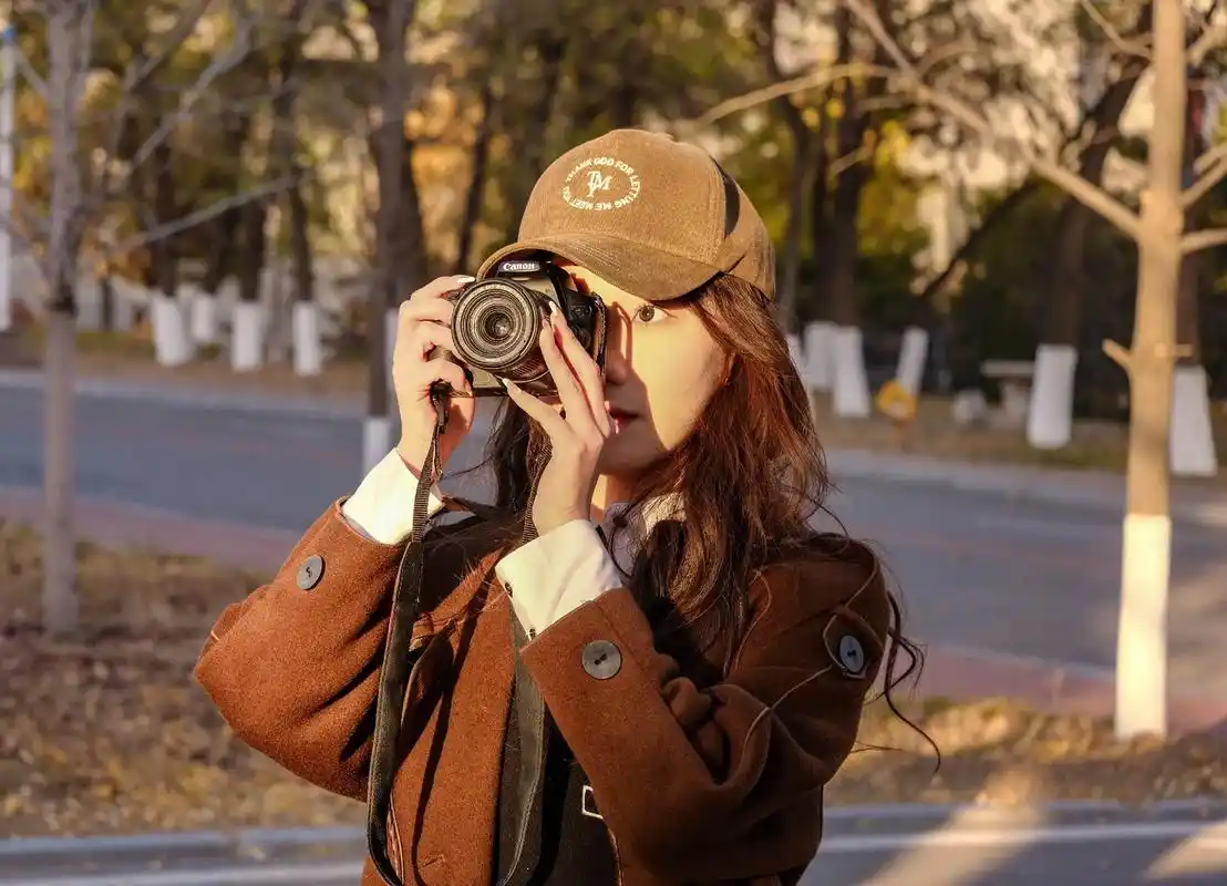 《约拍日记-相机女孩》为什么发了一组相似度这么高的照片呢,因 - 抖