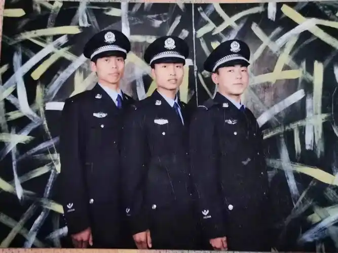 庆幸我的青春有穿警服的样子!