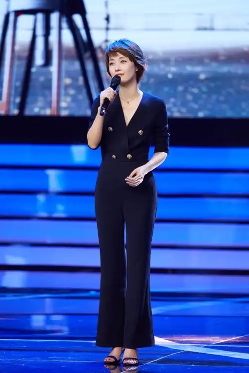 34岁的文章中年发福,比他大8岁的马伊琍却优雅依旧