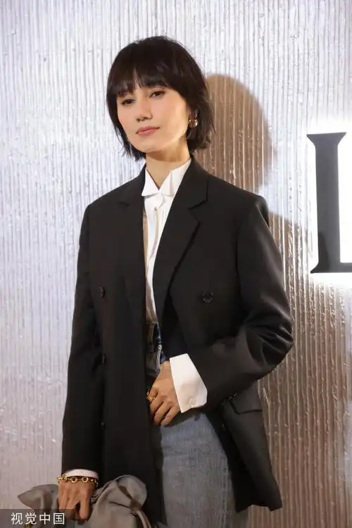 袁泉短发造型出席活动黑色西装优雅干练
