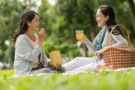 成熟朋友享受图片