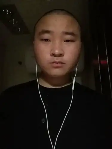 我兄弟 最近谈了网恋但是没发照片有点不自信 问我他长的怎么样