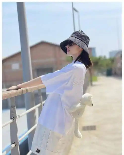 双胞胎姐妹,一个进娱乐圈一个出去留学,选择不同,人生也不同_胡冰卿