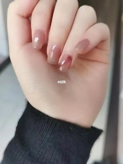 清透的浅色显白美甲