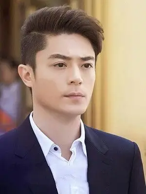 穿一身笔挺的西装,搭配一头棕色系的分头发型,大胆露出光洁的额头