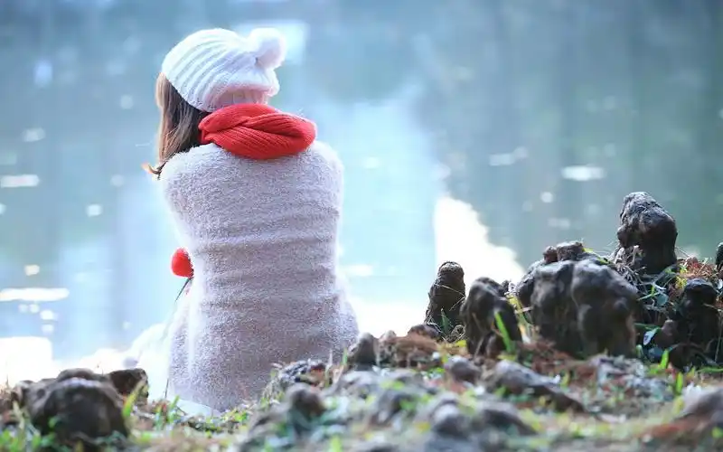 河边唯美美女背影高清壁纸