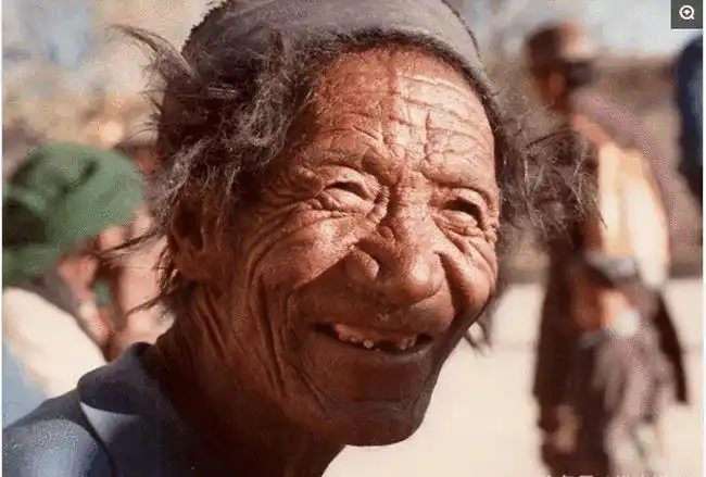 图为拉萨街头的藏民.一张饱经风霜的脸却洋溢着轻松的笑容.