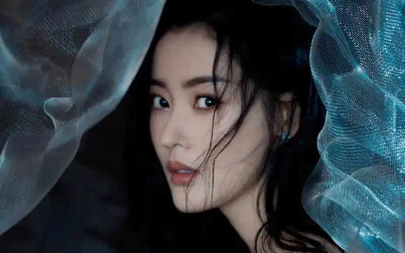 张天爱吊带白裙性感写真桌面壁纸