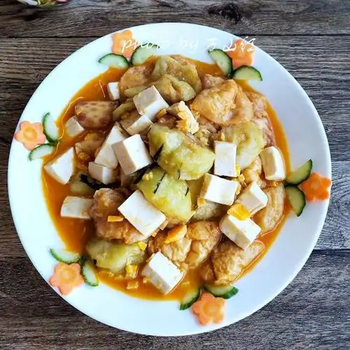 蟹黄酱烩豆腐,口感丰富,味道特别鲜美