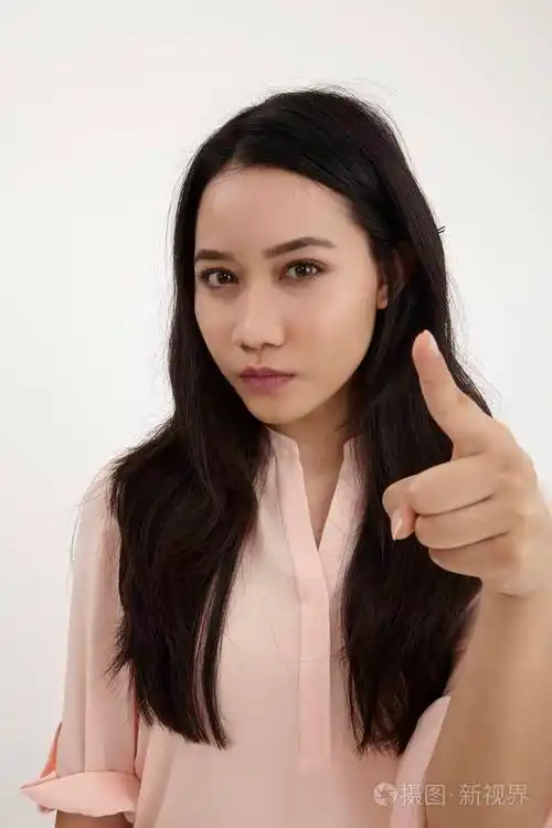 一个年轻愤怒的女人手指着镜头的画像