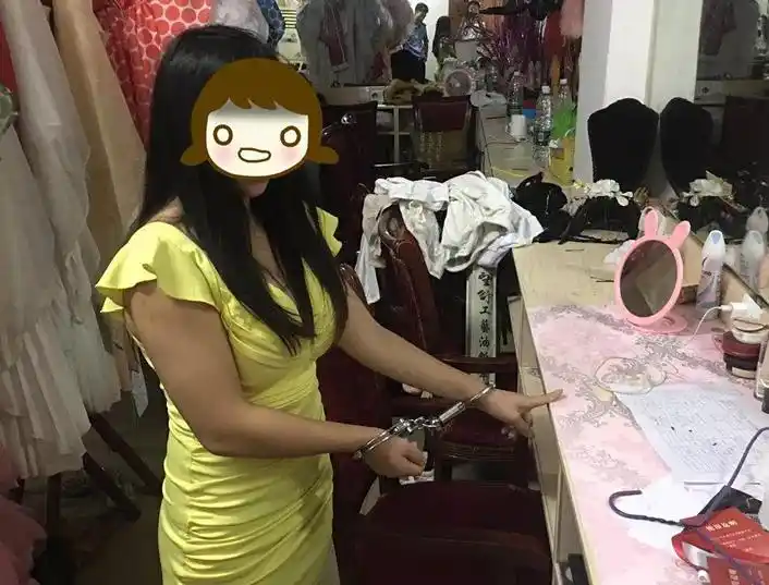 嫌疑人欧某现场指认经审讯,欧某对其盗窃手机等财物供认不讳.