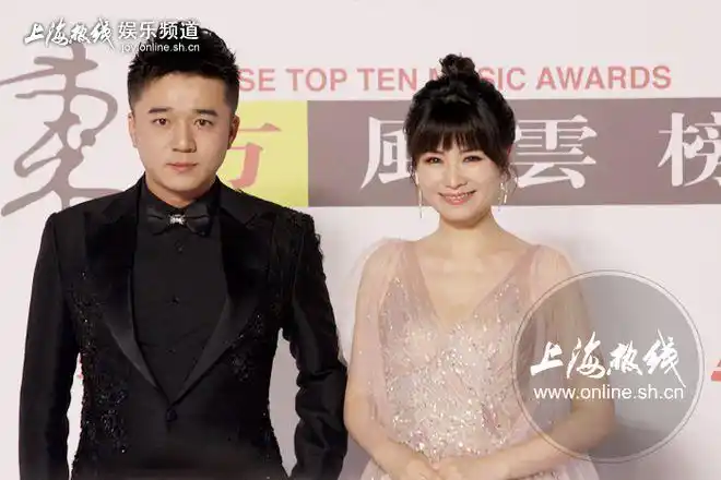 上海电视台美女主播万蒂妮挽男伴走红毯深v露事业线结果人尴尬了