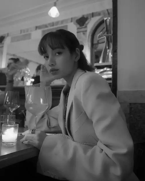 blackpink的lisa第一次以新方式展示美丽穿着夹克短发造型很别致