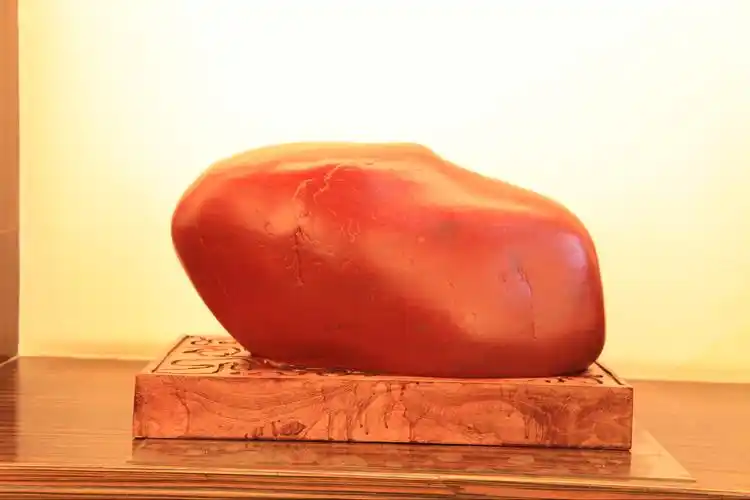 06 红碧玉:53x38x26(cm),重55公斤,产地:四川长江,价:3.