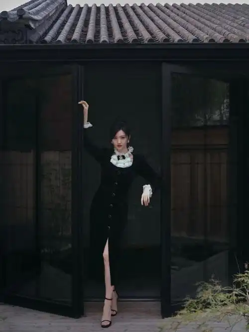 景甜蕾丝开叉黑裙亮相又甜又飒的造型引爆时尚圈