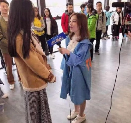 的人太多,后面的人拍不到,就举起手机,从上往下拍的,让人看起来太矮了