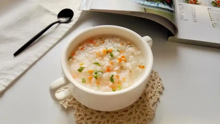 糖友熬粥加点粗粮和菜