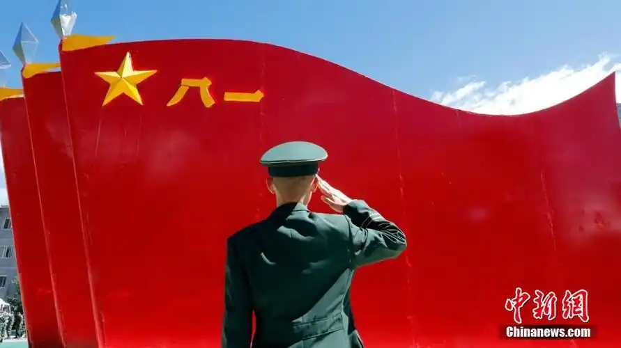 送别现场,退伍老兵与战友们深情相拥.图为退伍老兵向军旗敬礼告别.