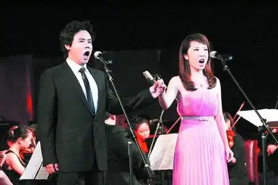 杨阳与李群霞演唱《一朵鲜花鲜又鲜》.