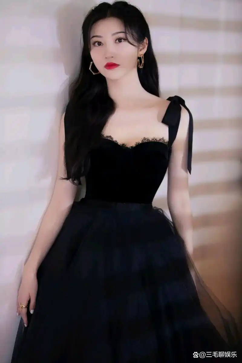 景甜,一袭黑色纱裙,甜美撩人
