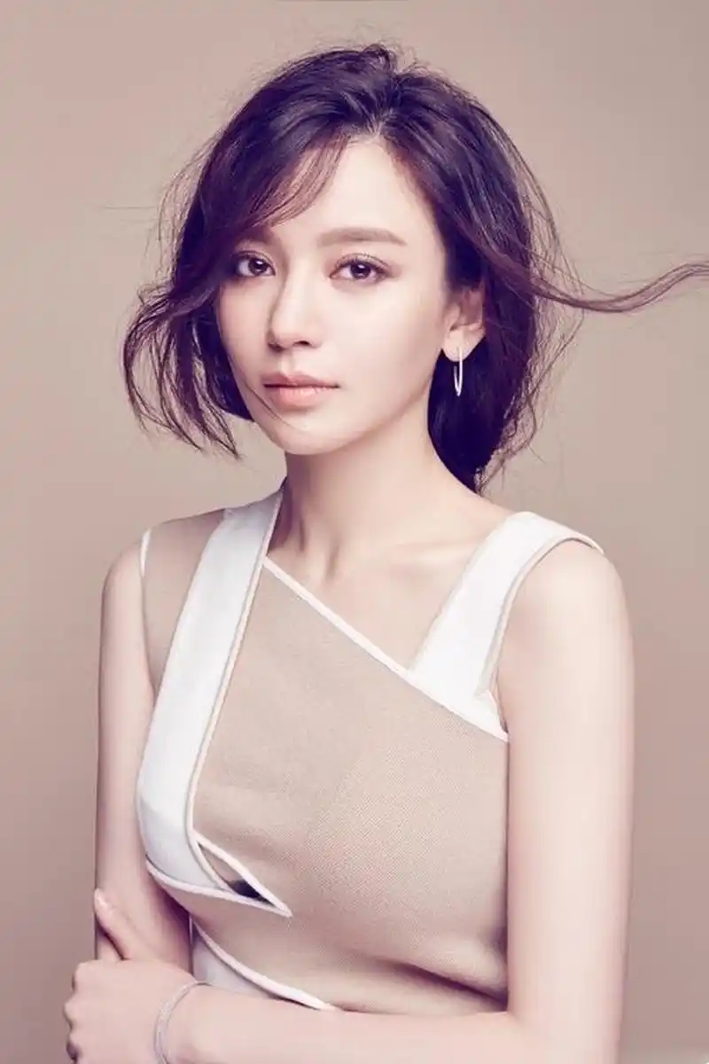 施诗,1990年2月6日出生于安徽省,毕业于北京电影学院表演系,中国内地