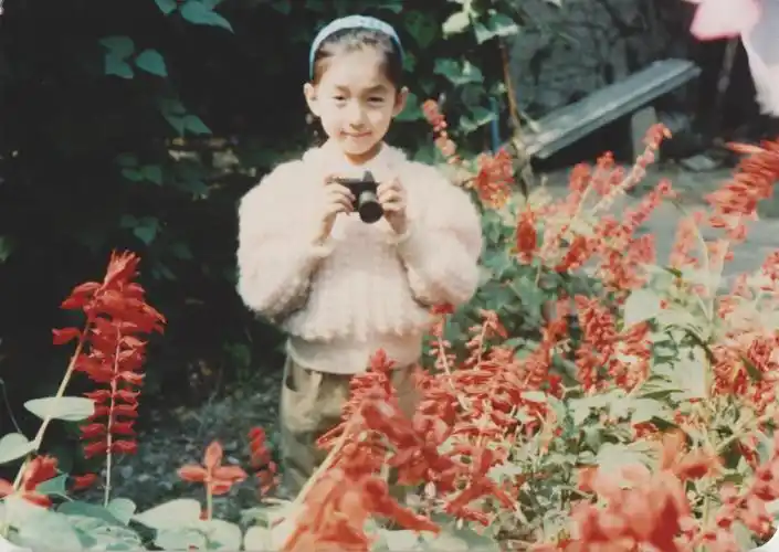 江疏影晒童年照引热议 "红唇日记"流露细腻情感