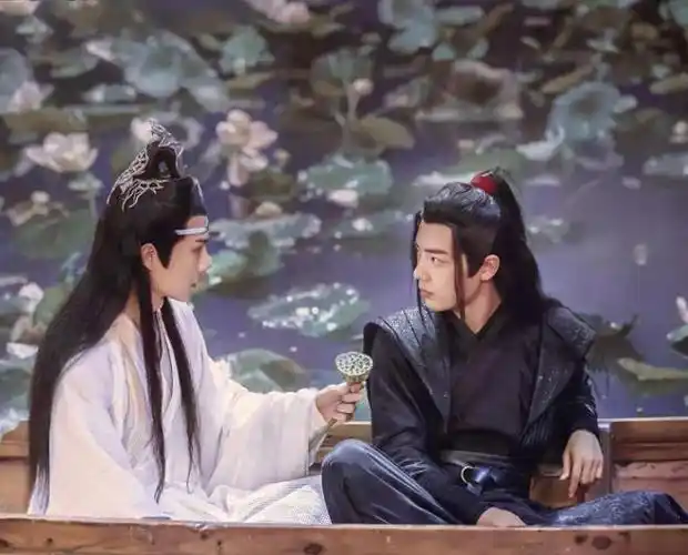 大白天也拉黑帘,网友热议王一博来探班肖战,这次能实锤了吗?