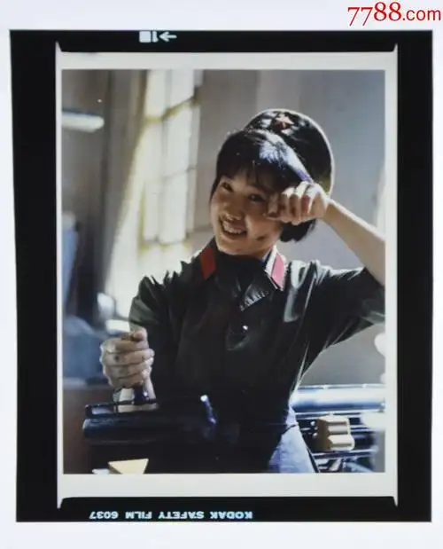 老底片-80年代女兵彩色底片3张合拍6x6底片