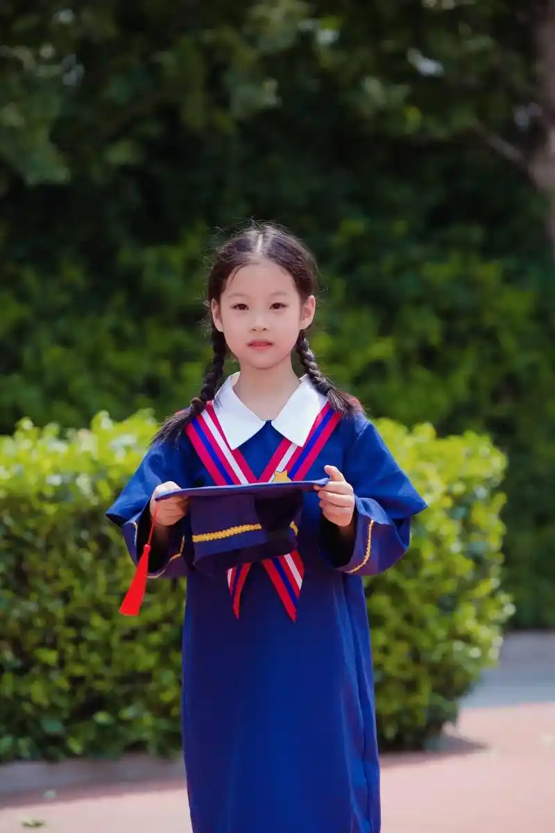 幼儿园毕业 #最纯真的笑容 人生第一次毕业95,恭喜我的女孩