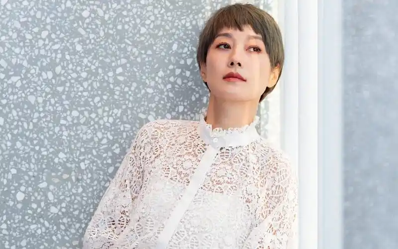 马伊琍最新活动引争议,让工作人员跪下举话筒,网友怒批其耍大牌