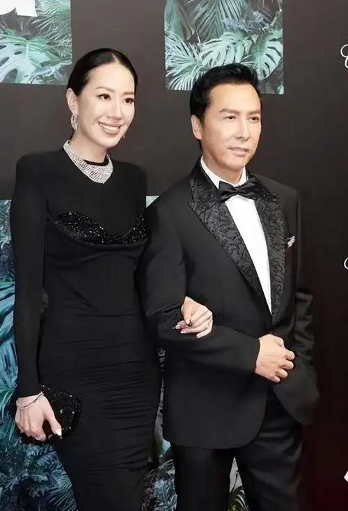 甄子丹妻子身材好性感穿紧身裙看着像90斤大饼脸却像130斤