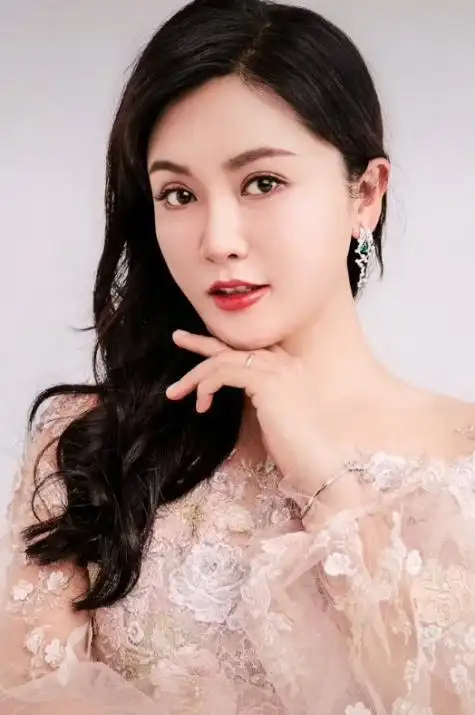 小桃红刘淼太漂亮!39岁撞脸港姐李嘉欣,晒照被赞美过范冰冰