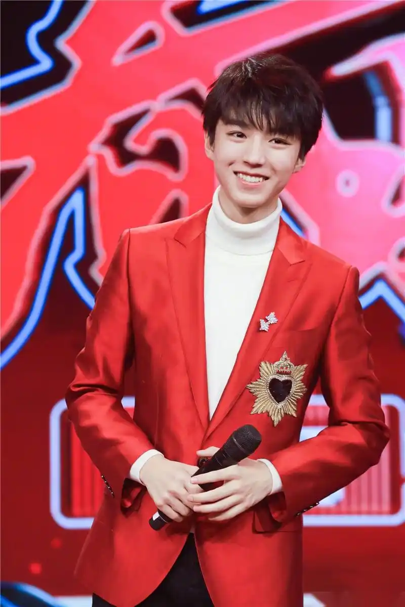 王俊凯修身红色西服大展优越大长腿,愈发彰显年轻活力和节日气息.